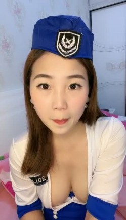 空姐制服骚御姐！掏出奶子比心！黑丝袜撕裆，翘起屁股摇摆，假屌骑乘姿势，抽插多毛骚穴 截图1