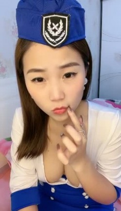 空姐制服骚御姐！掏出奶子比心！黑丝袜撕裆，翘起屁股摇摆，假屌骑乘姿势，抽插多毛骚穴 截图3