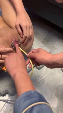 《字母圈顶级大神 ️极限调教阴环骚母狗》震撼全网露脸反差婊体验各种虐阴虐肛，玩法花样多，吃屎喝尿啪啪生殖器各种操作 截图5