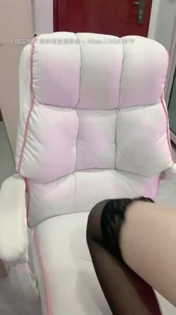 多久没遇到过这么清纯的纯妹子了？各种网红脸看多了，看她能【洗洗眼睛】18岁美少女 首次下海 很腼腆，给大哥表演个自慰吧 截图8