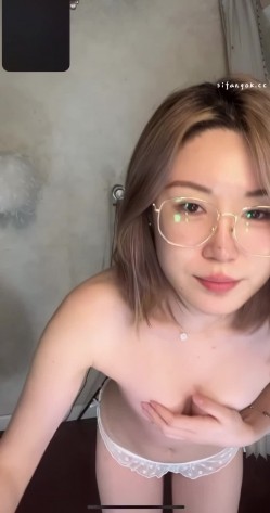 最新快手泄密！身材嘎嘎好斯文眼镜反差小姐姐【溺水小花】与榜一大哥微信1V1裸舞自摸小骚穴 截图2