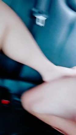 约老情人户外车震，小骚逼给光头大哥口交大鸡巴舔蛋蛋，让大哥舔逼抠逼玩弄高潮喷水，各种爆草抽插浪荡呻吟 截图10