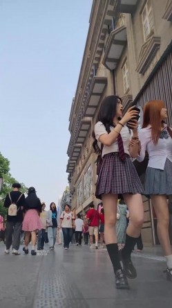 步行街拍抄底大神『KXCD』专挑年轻好看质量高的小姐姐 截图3