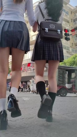 步行街拍抄底大神『KXCD』专挑年轻好看质量高的小姐姐 截图5