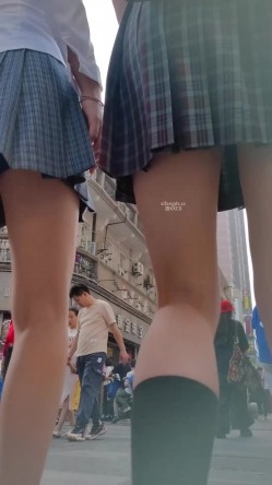 步行街拍抄底大神『KXCD』专挑年轻好看质量高的小姐姐 截图11