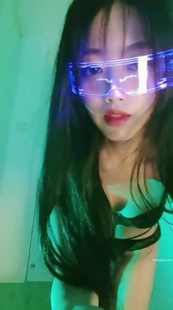 最新极品身材性感女神【奈儿药药】露脸私拍~全裸骚舞挑逗~丝袜高跟掰B洗澡~全程高能撸点满满 截图11