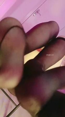 最新极品身材性感女神【奈儿药药】露脸私拍~全裸骚舞挑逗~丝袜高跟掰B洗澡~全程高能撸点满满 截图16