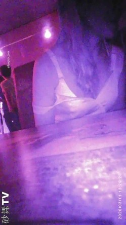 【猎奇资源 砂舞】舞厅内的淫乱 重金属质感般的性爱 抓奶+抠逼+摸屌+口爆+打站桩+站炮 淫乱篇 截图5