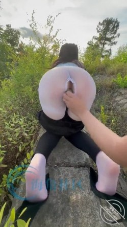 【60分原创户外】拉着气质姐姐铁路旁裤里丝双洞齐插，晚上又到树林母狗调教 截图4