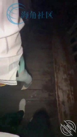 【60分原创户外】拉着气质姐姐铁路旁裤里丝双洞齐插，晚上又到树林母狗调教 截图10