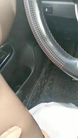 开档黑丝露脸小骚逼就是喜欢在车里玩，停在路边看着过往人群车辆把AV棒塞进逼里高潮自慰喷水，浪荡呻吟 截图1
