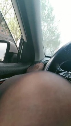 开档黑丝露脸小骚逼就是喜欢在车里玩，停在路边看着过往人群车辆把AV棒塞进逼里高潮自慰喷水，浪荡呻吟 截图2