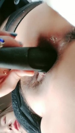开档黑丝露脸小骚逼就是喜欢在车里玩，停在路边看着过往人群车辆把AV棒塞进逼里高潮自慰喷水，浪荡呻吟 截图3