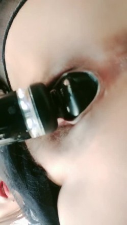 开档黑丝露脸小骚逼就是喜欢在车里玩，停在路边看着过往人群车辆把AV棒塞进逼里高潮自慰喷水，浪荡呻吟 截图7
