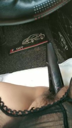 开档黑丝露脸小骚逼就是喜欢在车里玩，停在路边看着过往人群车辆把AV棒塞进逼里高潮自慰喷水，浪荡呻吟 截图8