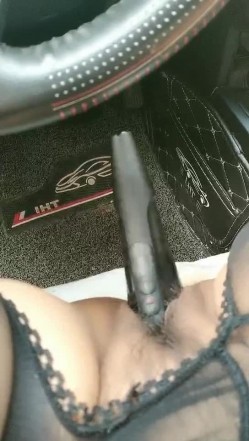 开档黑丝露脸小骚逼就是喜欢在车里玩，停在路边看着过往人群车辆把AV棒塞进逼里高潮自慰喷水，浪荡呻吟 截图9