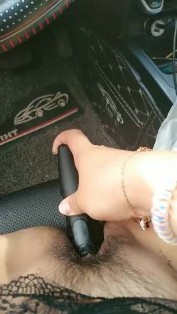 开档黑丝露脸小骚逼就是喜欢在车里玩，停在路边看着过往人群车辆把AV棒塞进逼里高潮自慰喷水，浪荡呻吟 截图11