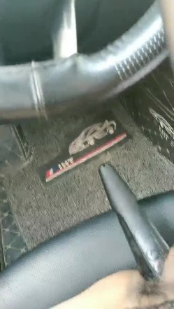 开档黑丝露脸小骚逼就是喜欢在车里玩，停在路边看着过往人群车辆把AV棒塞进逼里高潮自慰喷水，浪荡呻吟 截图12