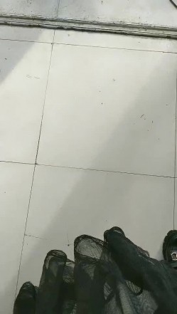 开档黑丝露脸小骚逼就是喜欢在车里玩，停在路边看着过往人群车辆把AV棒塞进逼里高潮自慰喷水，浪荡呻吟 截图15