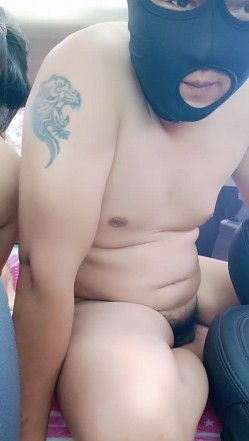 骚人妻跟大哥户外玩车震诱惑狼友，口交乳交大鸡巴，激情上位69舔逼，让大哥直接无套内射骚穴，浪叫呻吟露脸 截图15