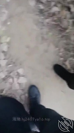 乱伦大神【梦想是母姨双飞】付费钻石贴，和两个骚货在帐篷里欢爱 截图3