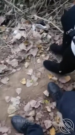 乱伦大神【梦想是母姨双飞】付费钻石贴，和两个骚货在帐篷里欢爱 截图6