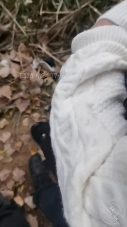 乱伦大神【梦想是母姨双飞】付费钻石贴，和两个骚货在帐篷里欢爱 截图7