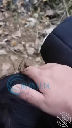 乱伦大神【梦想是母姨双飞】付费钻石贴，和两个骚货在帐篷里欢爱 截图11