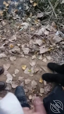 乱伦大神【梦想是母姨双飞】付费钻石贴，和两个骚货在帐篷里欢爱 截图12
