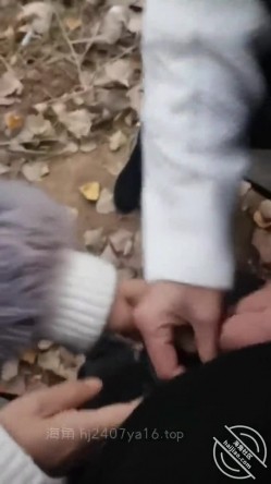 乱伦大神【梦想是母姨双飞】付费钻石贴，和两个骚货在帐篷里欢爱 截图15