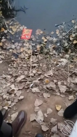 乱伦大神【梦想是母姨双飞】付费钻石贴，和两个骚货在帐篷里欢爱 截图16