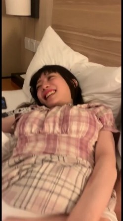 泄密流出传媒大学骚女吴嘉宜和传媒大学实习男炮友自拍不雅视频被灵魂拷问性爱史一边吃大屌做爱 截图1