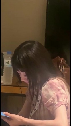 泄密流出传媒大学骚女吴嘉宜和传媒大学实习男炮友自拍不雅视频被灵魂拷问性爱史一边吃大屌做爱 截图15