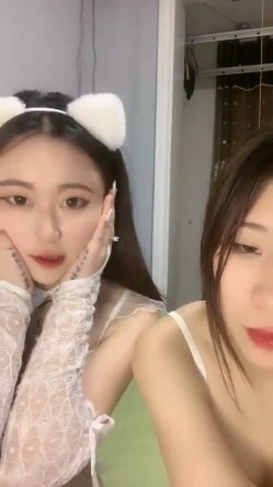 姐姐妹妹都漂亮，【零4年樱粉妹】，有点小重口，正好在生理期，粉丝们要看看留着血的逼，还有姨妈巾，牛逼 截图1
