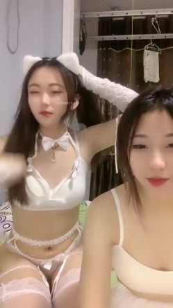 姐姐妹妹都漂亮，【零4年樱粉妹】，有点小重口，正好在生理期，粉丝们要看看留着血的逼，还有姨妈巾，牛逼 截图8
