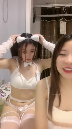 姐姐妹妹都漂亮，【零4年樱粉妹】，有点小重口，正好在生理期，粉丝们要看看留着血的逼，还有姨妈巾，牛逼 截图9