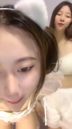 姐姐妹妹都漂亮，【零4年樱粉妹】，有点小重口，正好在生理期，粉丝们要看看留着血的逼，还有姨妈巾，牛逼 截图13