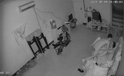 破解监控，睡大厅的男人，漂亮情妇主动送怀上抱，情妇饥渴如荒泉，屡翻骑乘到男人上面翻云覆雨，舌吻，女人三十如豺狼 饥渴得要命！ 截图1