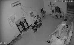 破解监控，睡大厅的男人，漂亮情妇主动送怀上抱，情妇饥渴如荒泉，屡翻骑乘到男人上面翻云覆雨，舌吻，女人三十如豺狼 饥渴得要命！ 截图3