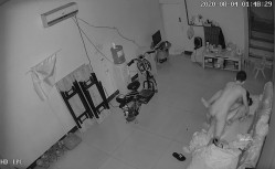 破解监控，睡大厅的男人，漂亮情妇主动送怀上抱，情妇饥渴如荒泉，屡翻骑乘到男人上面翻云覆雨，舌吻，女人三十如豺狼 饥渴得要命！ 截图4