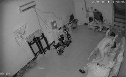 破解监控，睡大厅的男人，漂亮情妇主动送怀上抱，情妇饥渴如荒泉，屡翻骑乘到男人上面翻云覆雨，舌吻，女人三十如豺狼 饥渴得要命！ 截图6