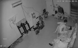 破解监控，睡大厅的男人，漂亮情妇主动送怀上抱，情妇饥渴如荒泉，屡翻骑乘到男人上面翻云覆雨，舌吻，女人三十如豺狼 饥渴得要命！ 截图7