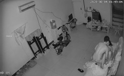 破解监控，睡大厅的男人，漂亮情妇主动送怀上抱，情妇饥渴如荒泉，屡翻骑乘到男人上面翻云覆雨，舌吻，女人三十如豺狼 饥渴得要命！ 截图8