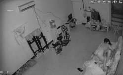破解监控，睡大厅的男人，漂亮情妇主动送怀上抱，情妇饥渴如荒泉，屡翻骑乘到男人上面翻云覆雨，舌吻，女人三十如豺狼 饥渴得要命！ 截图9
