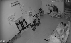 破解监控，睡大厅的男人，漂亮情妇主动送怀上抱，情妇饥渴如荒泉，屡翻骑乘到男人上面翻云覆雨，舌吻，女人三十如豺狼 饥渴得要命！ 截图10
