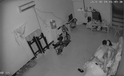 破解监控，睡大厅的男人，漂亮情妇主动送怀上抱，情妇饥渴如荒泉，屡翻骑乘到男人上面翻云覆雨，舌吻，女人三十如豺狼 饥渴得要命！ 截图11