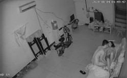 破解监控，睡大厅的男人，漂亮情妇主动送怀上抱，情妇饥渴如荒泉，屡翻骑乘到男人上面翻云覆雨，舌吻，女人三十如豺狼 饥渴得要命！ 截图13