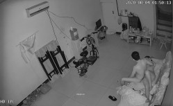 破解监控，睡大厅的男人，漂亮情妇主动送怀上抱，情妇饥渴如荒泉，屡翻骑乘到男人上面翻云覆雨，舌吻，女人三十如豺狼 饥渴得要命！ 截图16