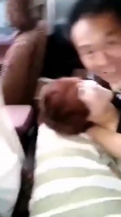 偷窥露营夫妻在车里啪啪 被大姐发现了 看表情貌似偷情 那怎么着也得加入啊 截图16