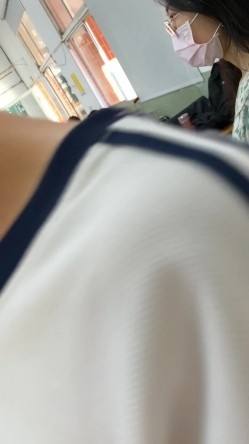 超硬核抄底领口偷拍美女老师 诱人窄内香臀 低胸美乳大饱眼福 满脑子都是老师色色的身体 截图1